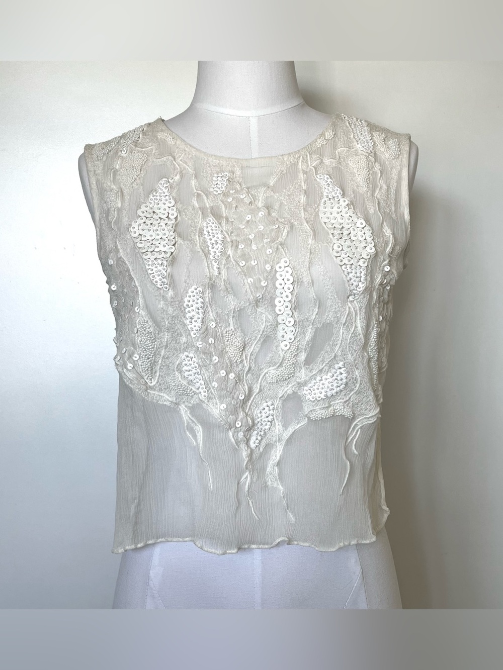 ｡｡.:*◊ ｡◎:*･◊ﾟ.｡.:*･ﾟ

White Sheer Silk Embellished Beaded Tank